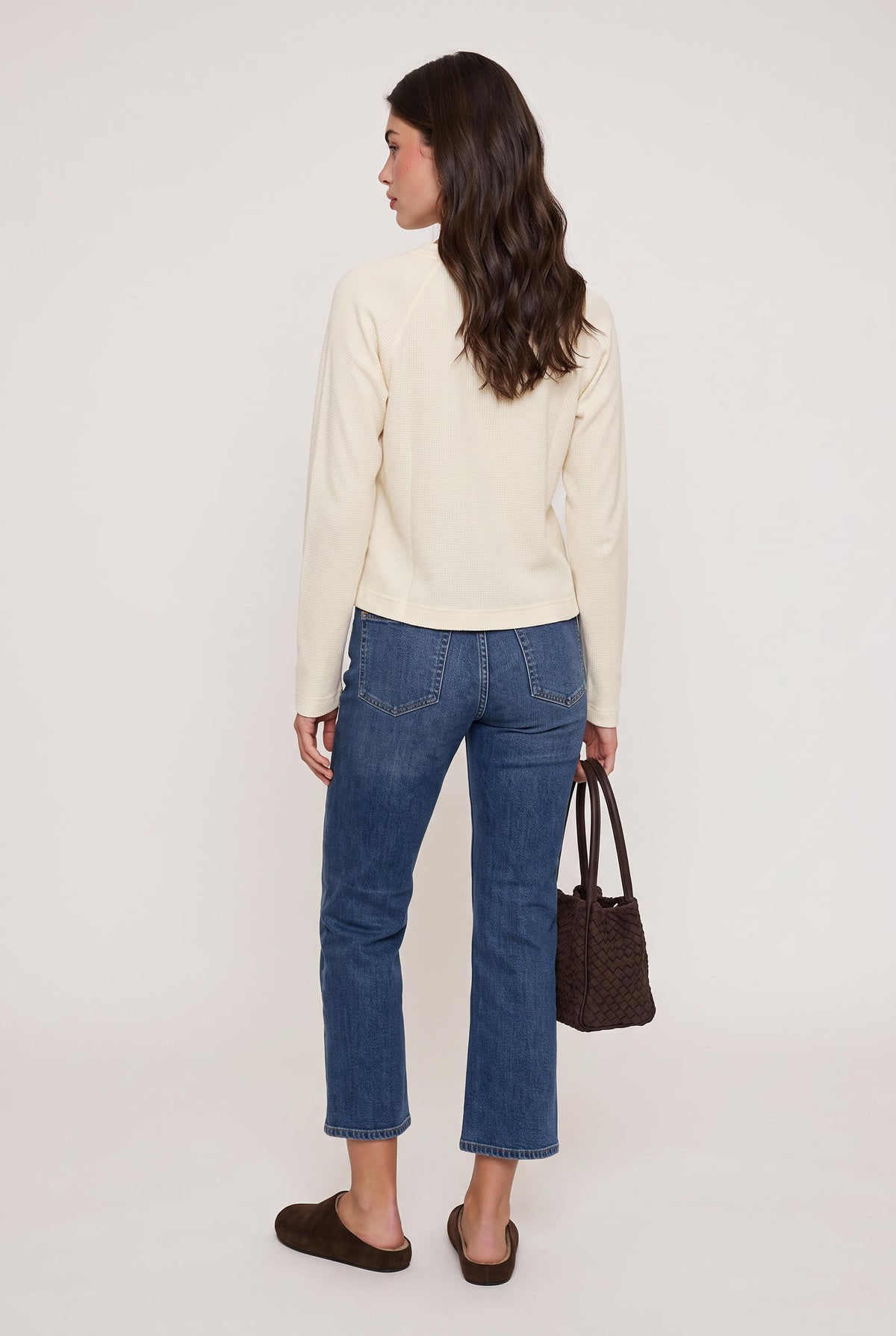 [OYSTER] model wearing Boxy Cropped Bttn Henely posing Front View