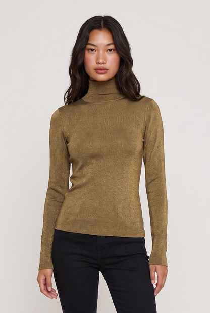 
model wearing Whit Turtleneck posing Front View