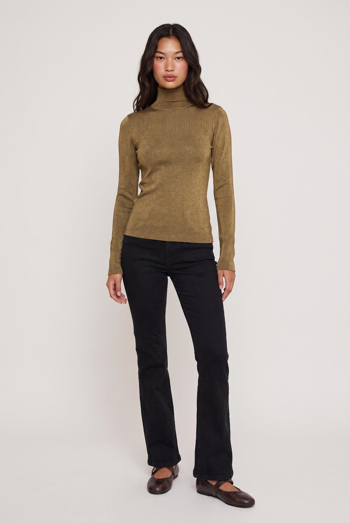 
model wearing Whit Turtleneck posing Front View