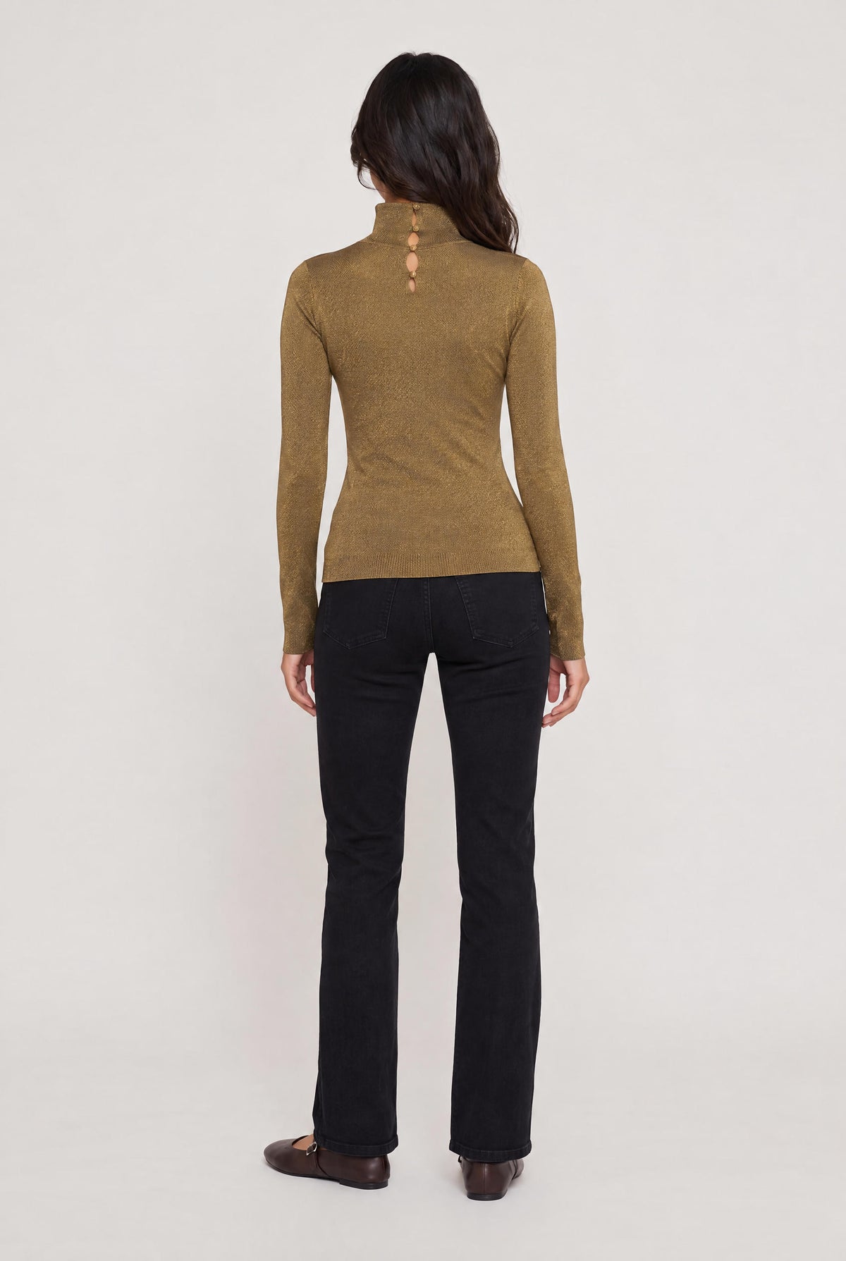 
model wearing Whit Turtleneck posing Front View
