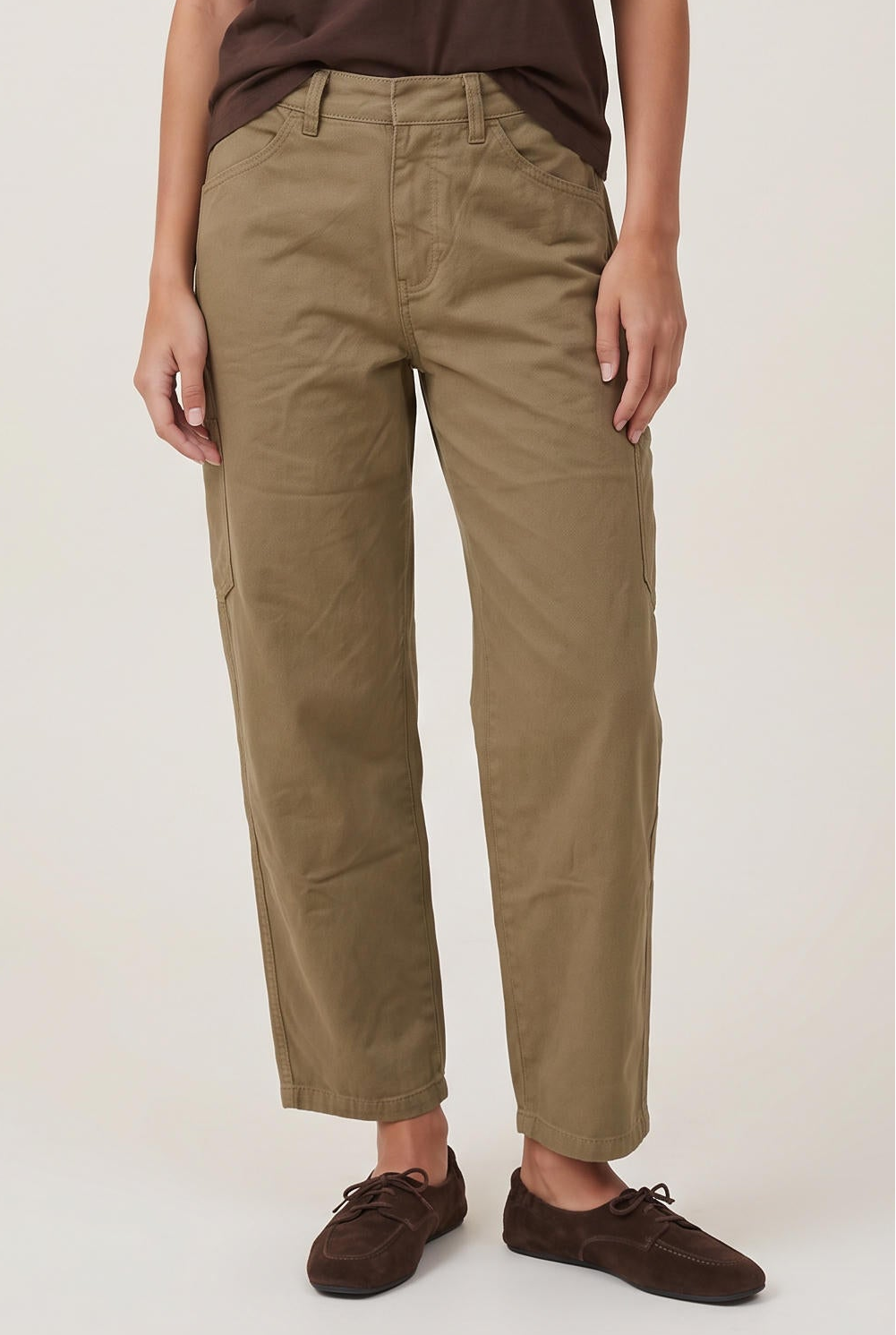 [KHAKI] model wearing AVIV TWILL BARREL PANTS posing Front View