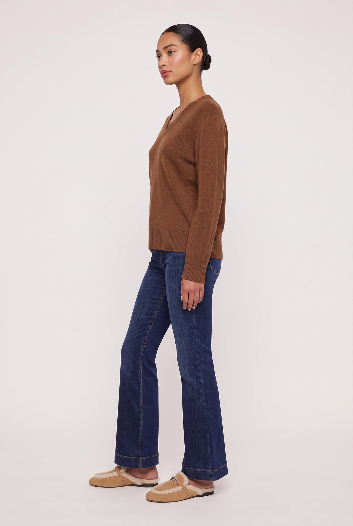 [SYRUP] model wearing Classic 100% Cashmere V Neck posing Side View