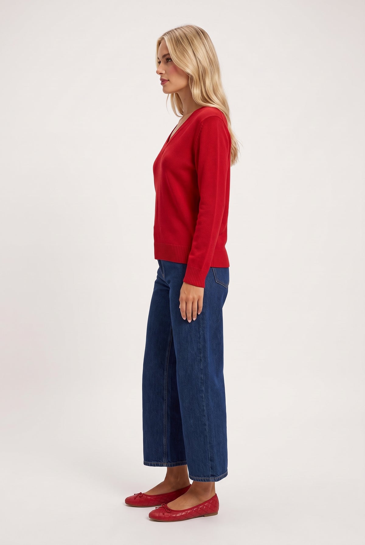[RED] model wearing Classic 100% Cashmere V Neck posing Side View
