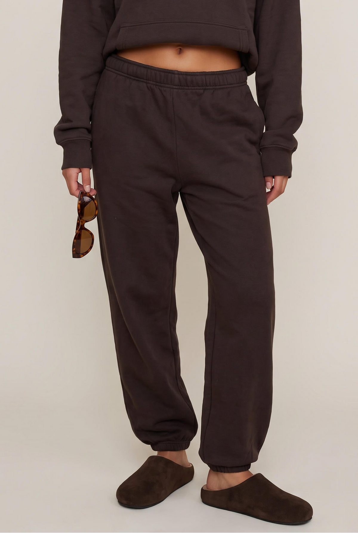 [COCOBEAN] model wearing Uptown Jogger posing Front View